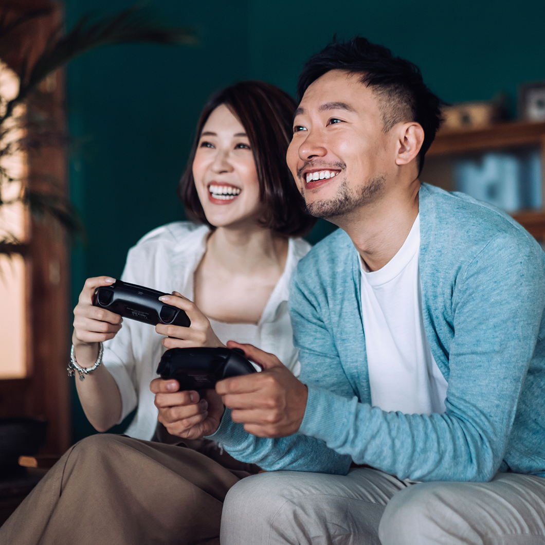 couple gaming smiling